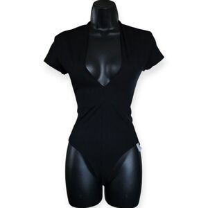 ❤️Forever 21 Black Deep V-Neck Bodysuit☆